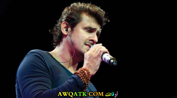 صورة الفنان الهندي سونو نيجام داخل عمل