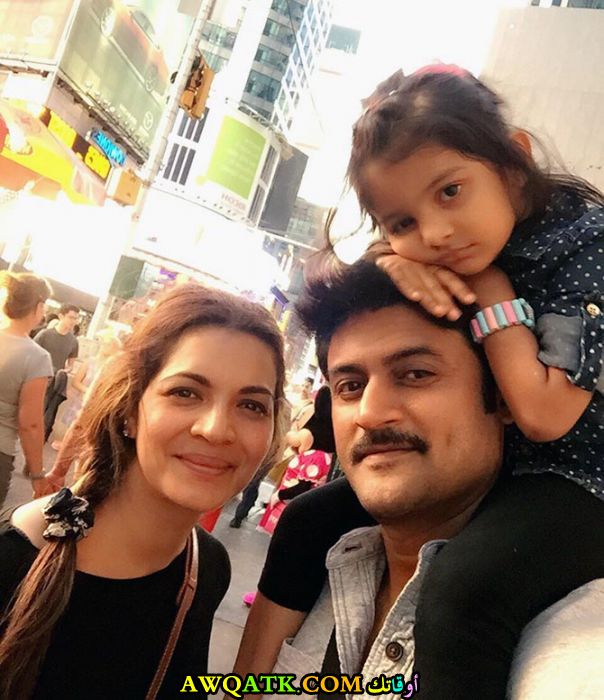 شويتا كاواترا وعائلتها زوجها وبنتها