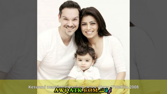 لعشاق الفنانة شويتا كيسواني صورة جميلة وجديدة لها ولزوجها و ابنها