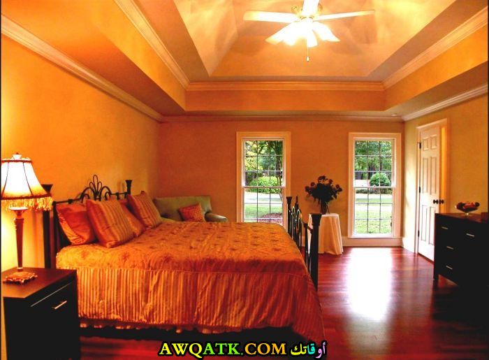 غرفة نوم باللون البرتقالي رائعة وجميلة