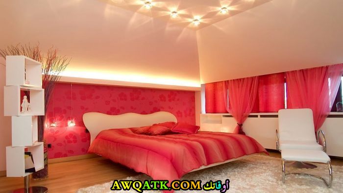 غرفة نوم رائعة باللون الأحمر