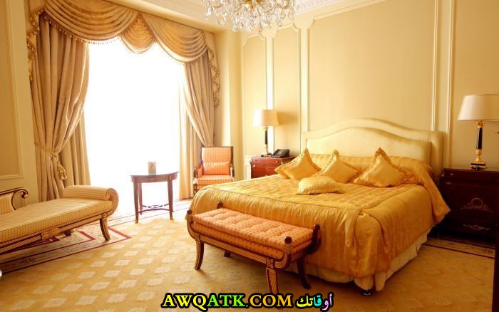 غرفة نوم باللون الأصفر جميلة جداً