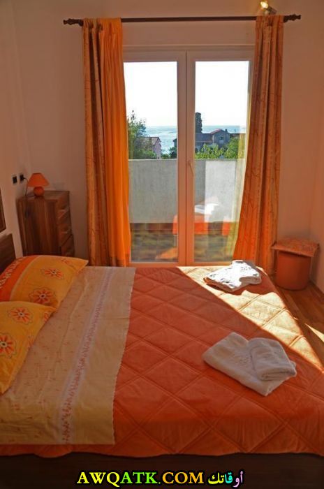 غرفة نوم باللون البرتقالي جميلة جداً