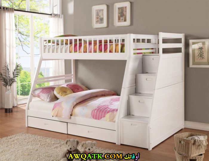 غرفة نوم بيضاء جميلة جداً