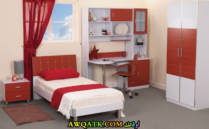 غرفة نوم باللون الأحمر رائعة