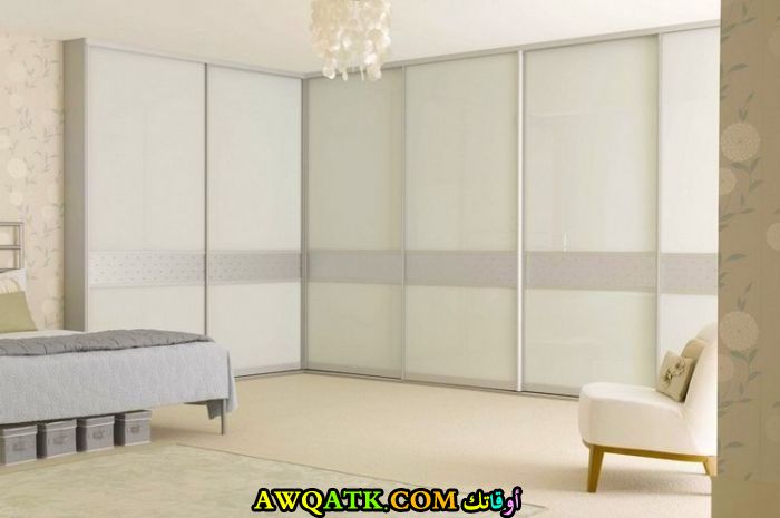 غرفة نوم بيضاء شيك وجميلة