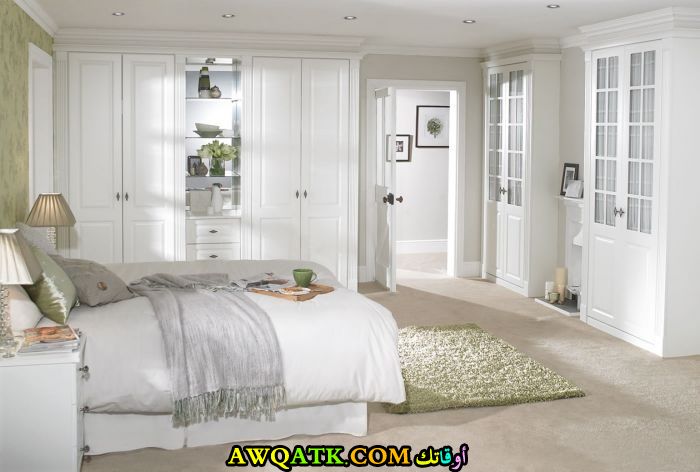 غرفة نوم بيضاء رائعة