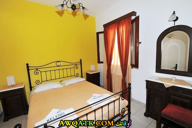 غرفة نوم شيك باللون الأصفر