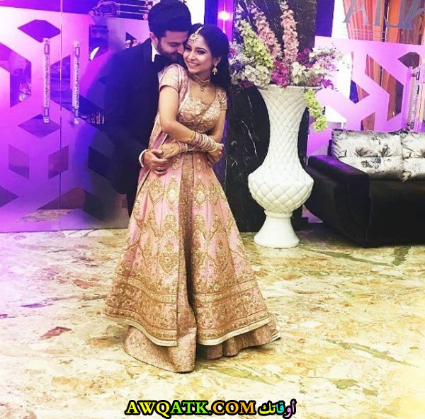 صورة عائلية للفنانة فيني ارورا مع زوجها