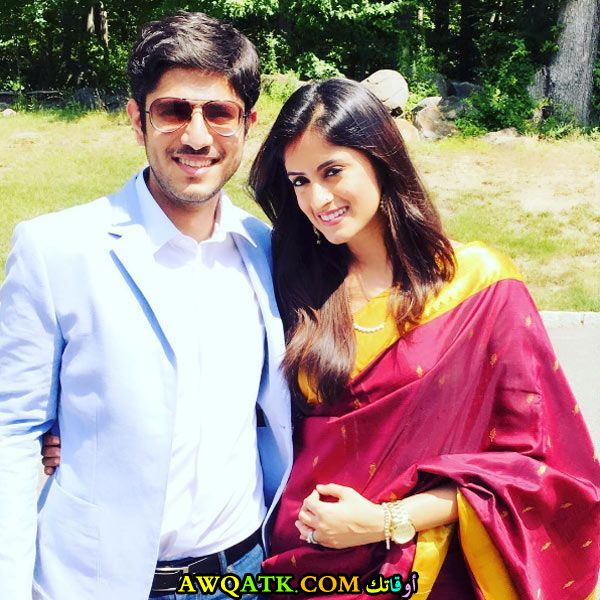 صورة الفنانة الهندية ميهيكا فيرما وزوجها 