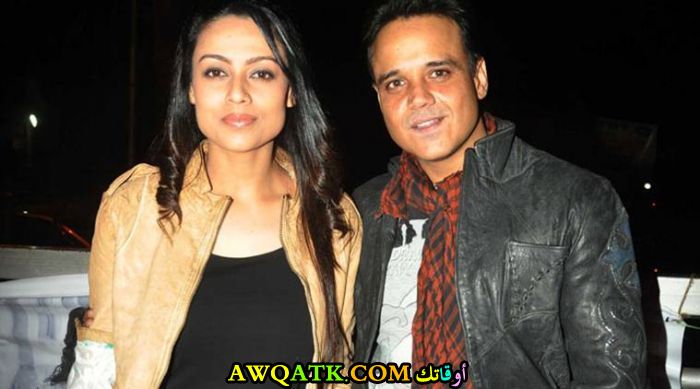 صورة الفنان الهندي ياش تونك وزوجته 
