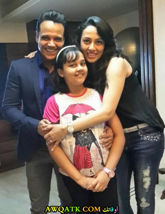 أحلى صورة للفنان الجميل ياش تونك مع زوجته وابنته