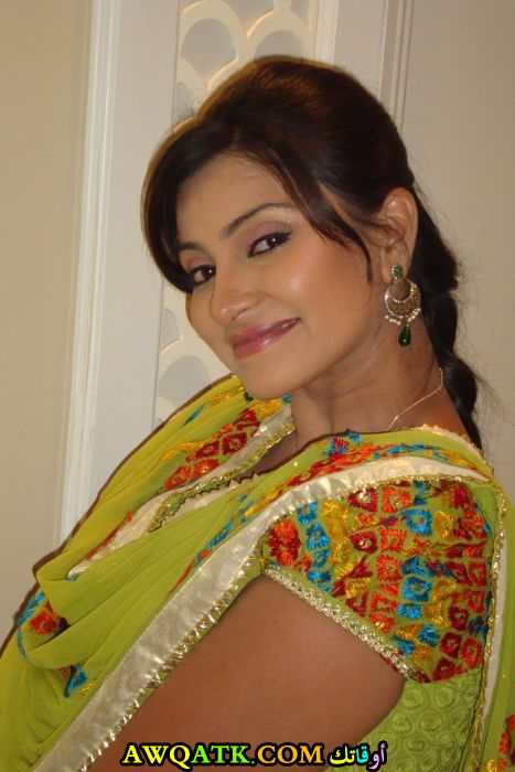 أحدث صورة للفنانة الهندية اليزا خان