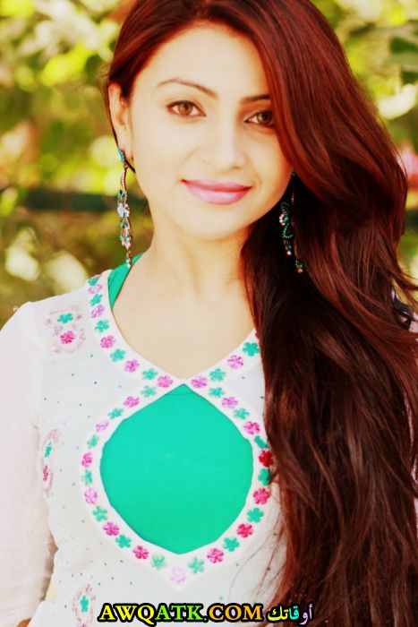 صورة للفنانة اليزا خان