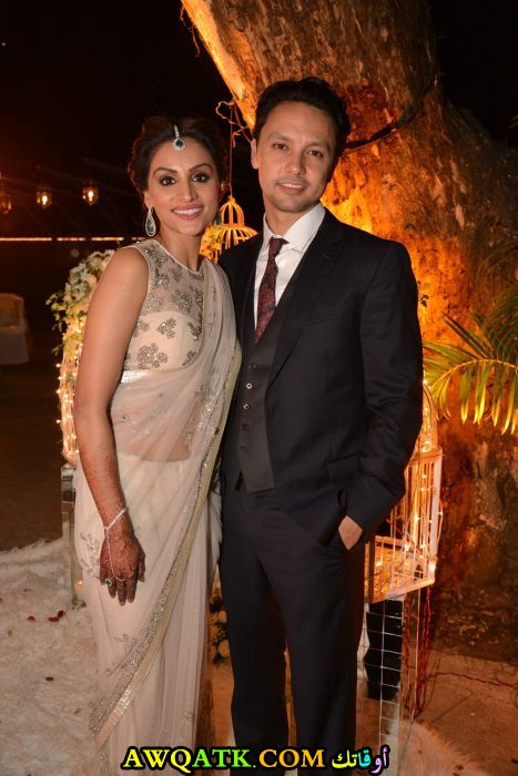 صورة للفنانة بوربي جوشي وزوجها