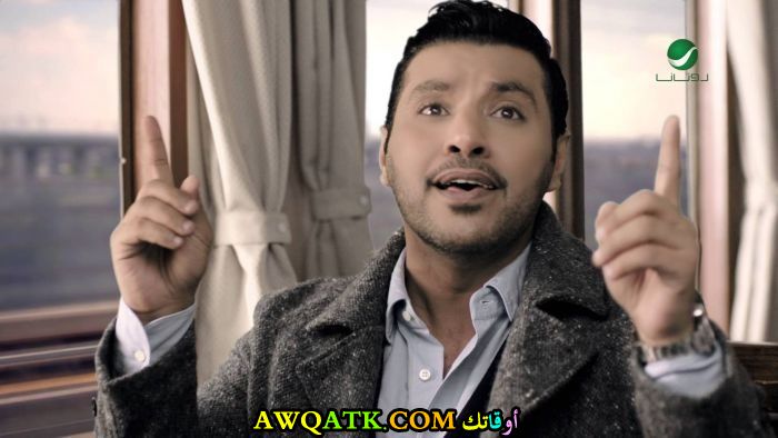 صورة الفنان السعودي جابر الكاسر داخل عمل