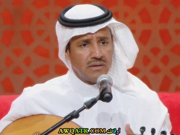 صورة الفنان السعودي خالد عبد الرحمن داخل عمل