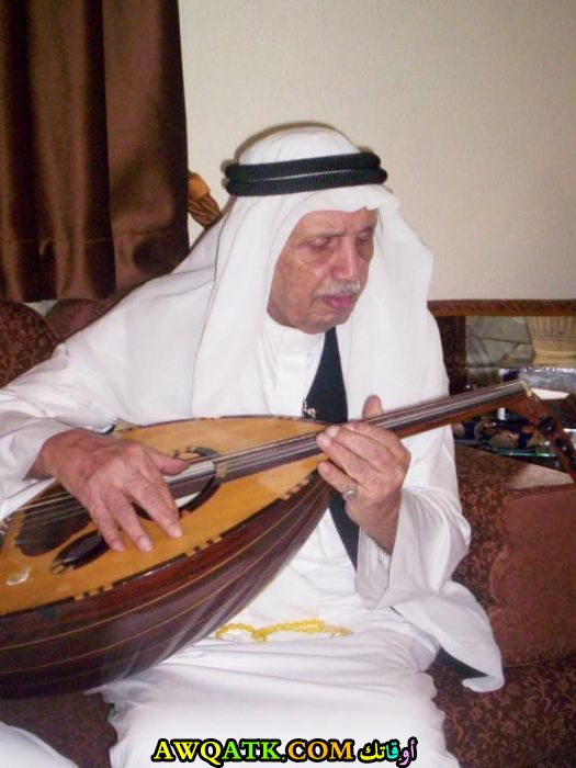 صورة للفنان طارق عبد الحكيم بالعود