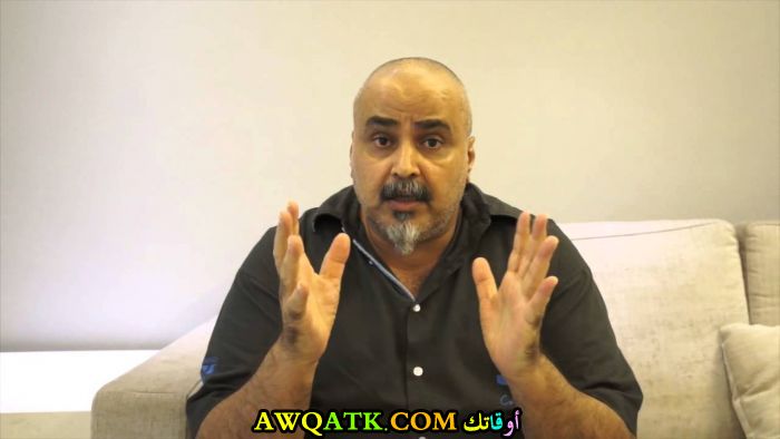 صورة الفنان السعودي عبد الله عسيري داخل عمل