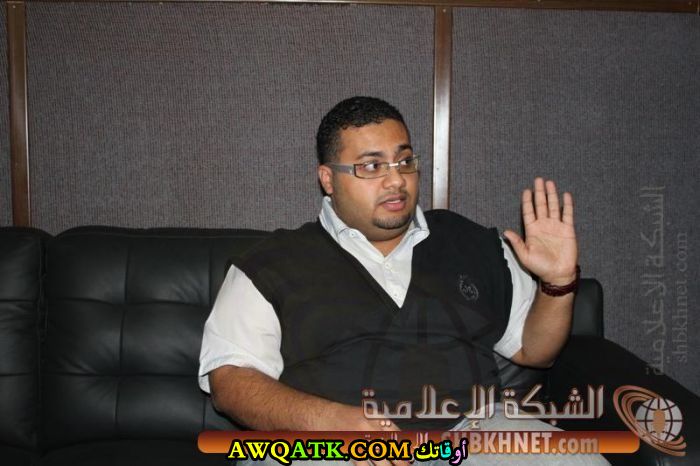 صورة الفنان السعودي عبد المجيد الرهيدي داخل عمل