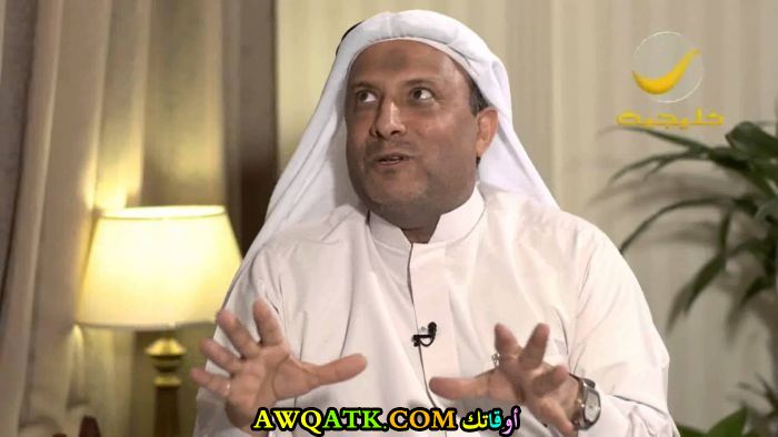 صورة الفنان السعودي عبد الناصر الزاير داخل عمل