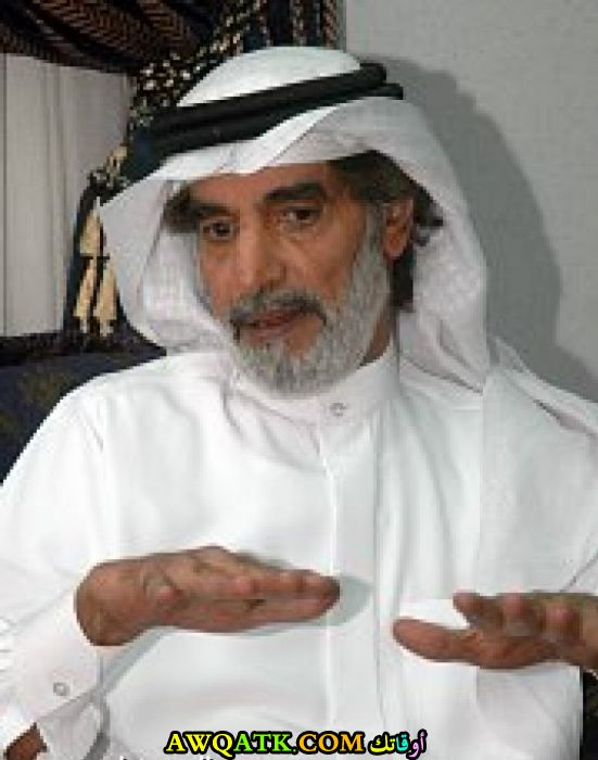 صورة الفنان السعودي علي الهويريني داخل عمل