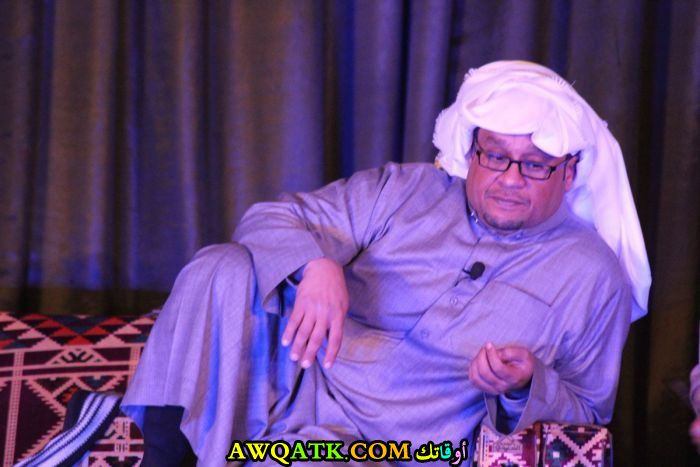 صورة الفنان السعودي غنيم الغنيم داخل عمل