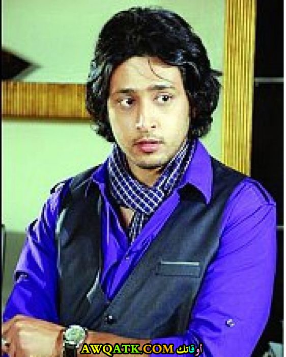 صورة الفنان السعودي فيصل العمري داخل عمل