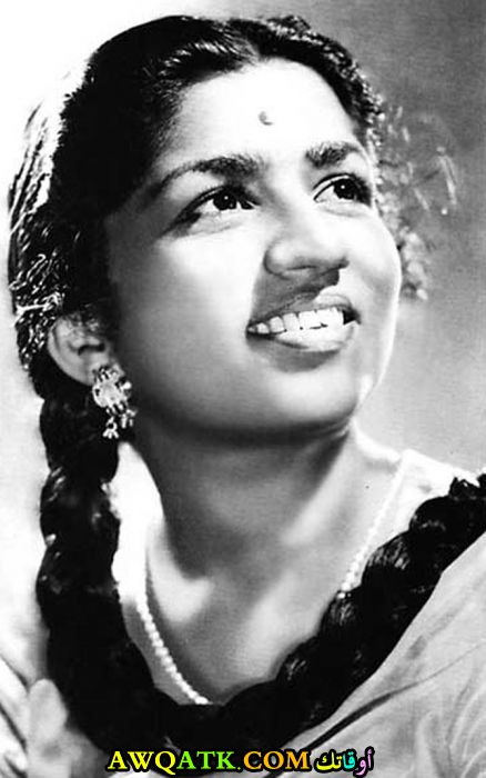 صورة قديمة ورائعة للنجمة الهندية لاتا مانغيشكار