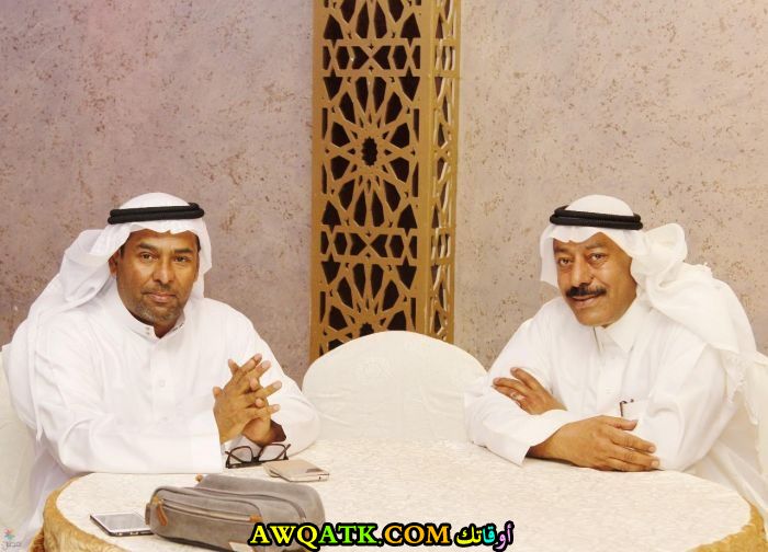 صورة للفنان محفوظ المنصف مع أطفال