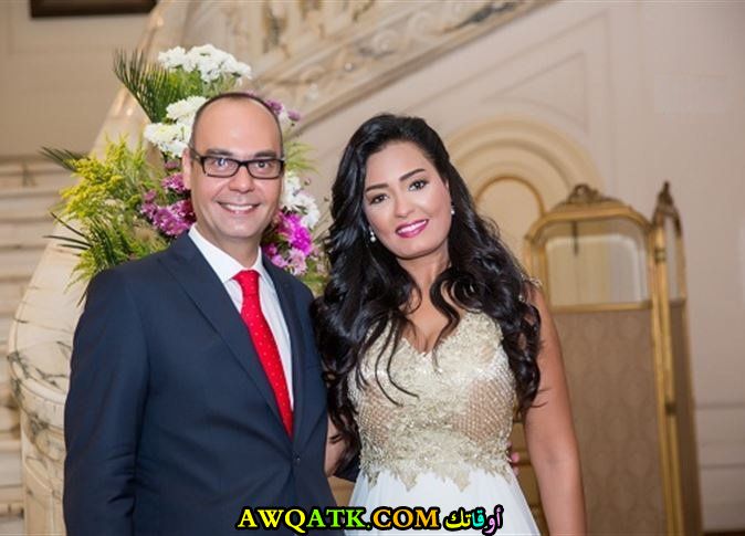 صورة روعة للفنانة إنجي عبد الله مع زوجها