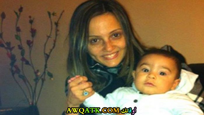 صورة للفنانة بشرى مع طفلها