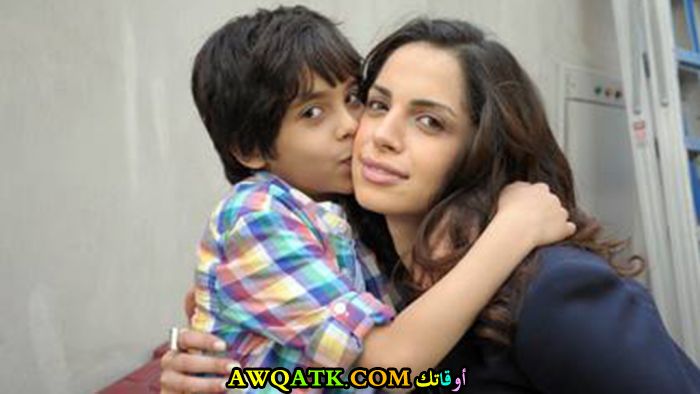 صورة عائلية للفنانة آمال ماهر مع ابنها