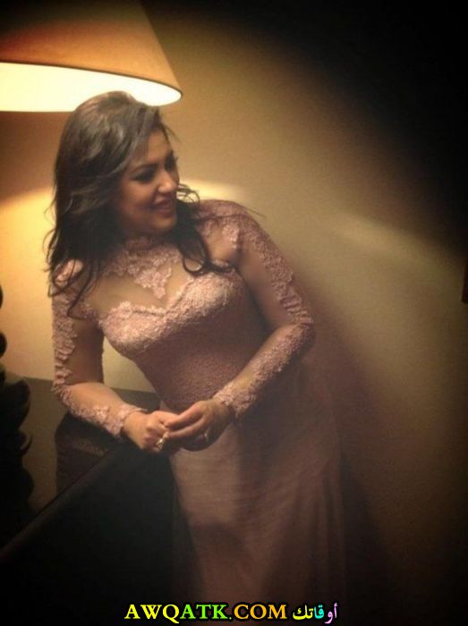صورة للفنانة عزة مجاهد