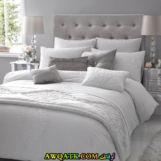 غرفة نوم باللون الأبيض والفضي رائعة