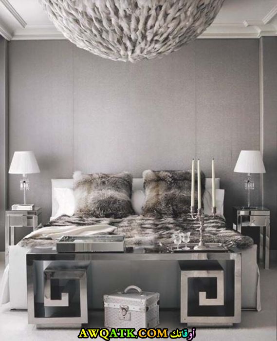 غرفة نوم شيك باللون الأبيض والفضي