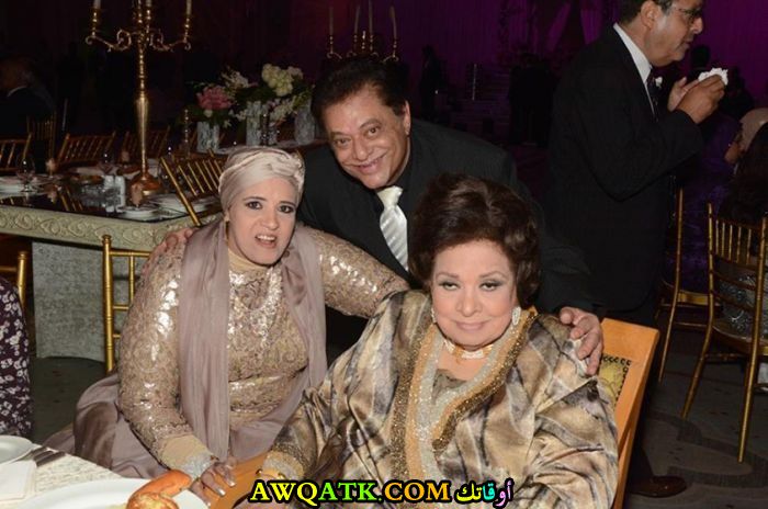 صورة للفنانة كريمة مختار في أخر أيامها مع ابنها المخرج أحمد الدمرداش