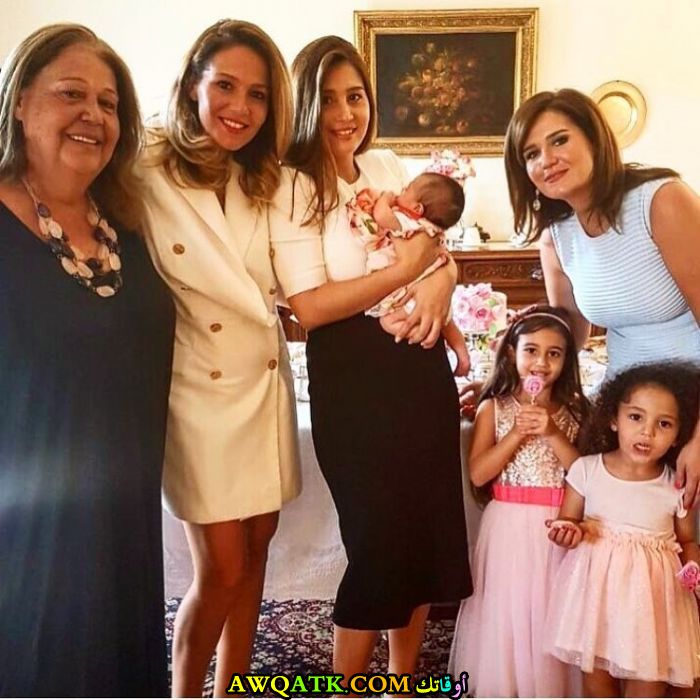 صورة عائلية للفنانة مايا شيحة مع عائلتها