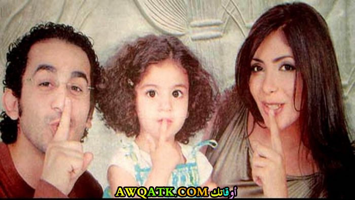 صورة عائلية للفنانة منى زكي مع زوجها و بنتها