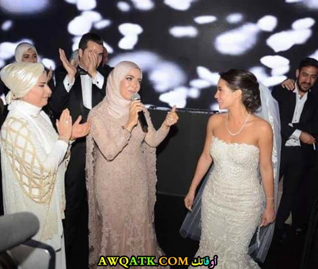 أحلى صورة للفنانة الجميلة منى عبد الغني مع بنتها في حفلةزفافها