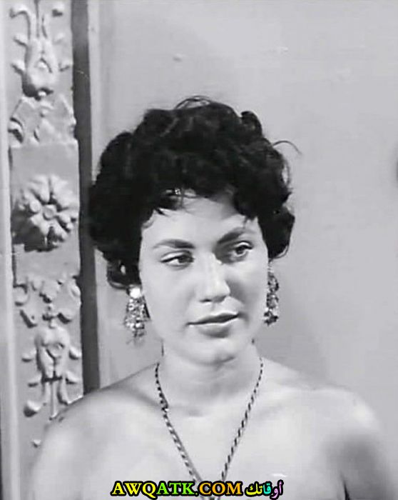 صورة للفنانة مونا فؤاد