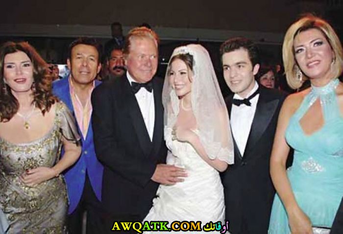 أحلى صورة للفنانة الجميلة ميرفت أمين مع بنتها و زوج بنتها و الفنان حسين فهمي