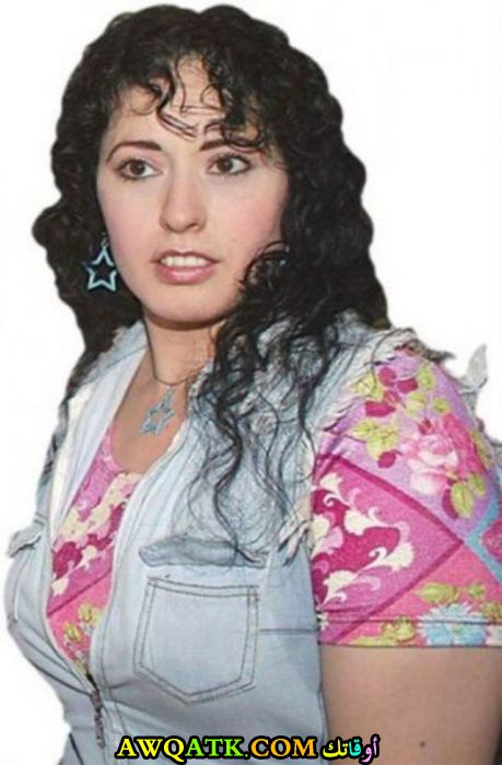 صورة للفنانة هند عاكف