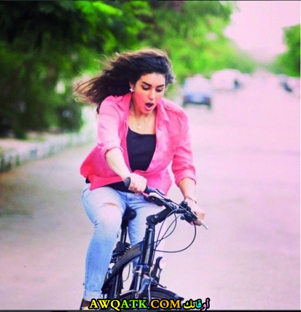 لعشاق الفنانة ياسمين صبري صورة جميلة وجديدة وهي تتعلم سواقة العجل
