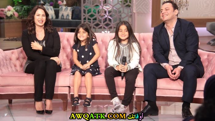 صورة عائلية للفنان المصري أحمد برادة مع زوجته و ابنتيه