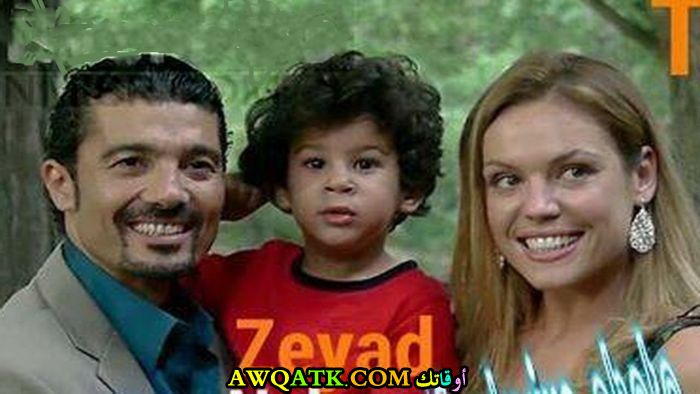 صورة عائلية للفنان خالد النبوي مع زوجته و ابنه