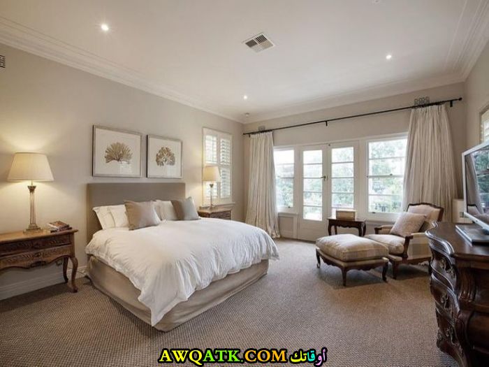 غرفة نوم رائعة وجميلة باللون البيج 