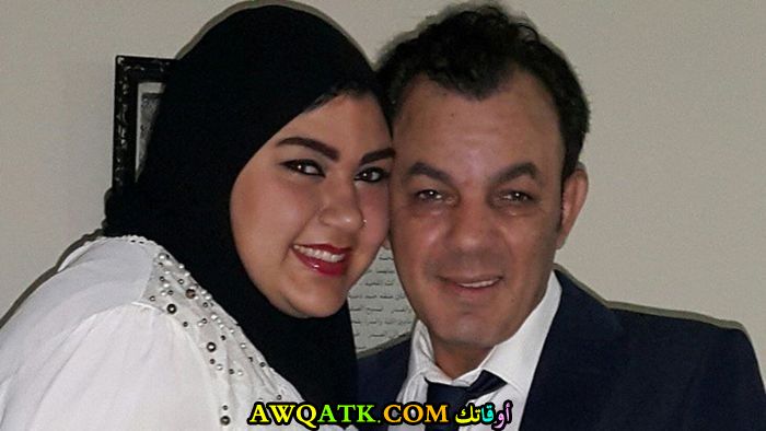 صورة الفنان المصري علاء مرسي وزوجته