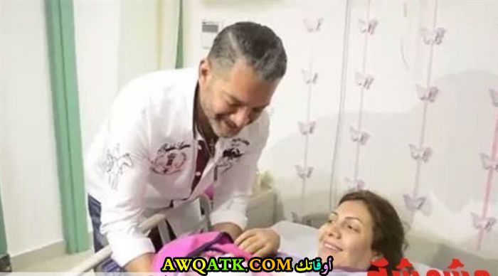 صورة جديدة للنجم المصري مجدي بدر أثناء ولادة زوجته بابنته