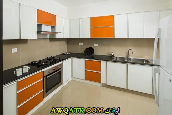 مطبخ جزائري باللون الأبيض والبرتقالي